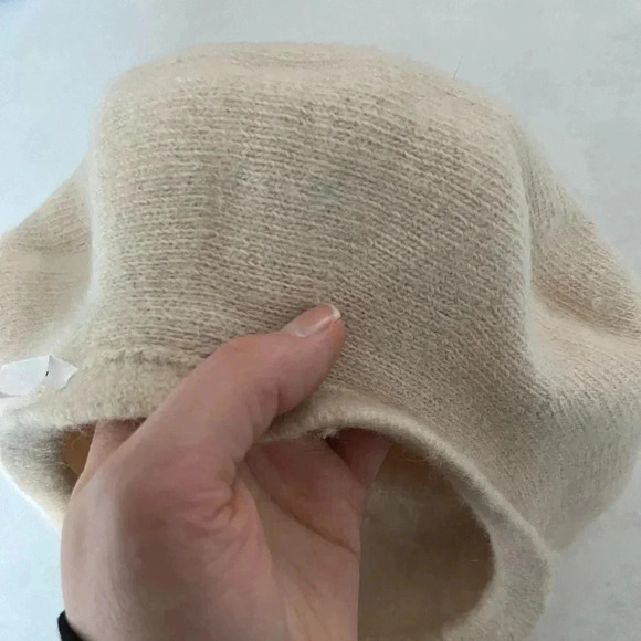 Cream coloured  Beret/ Part Wool/ Winter/ Fall - Picture 8 of 8
